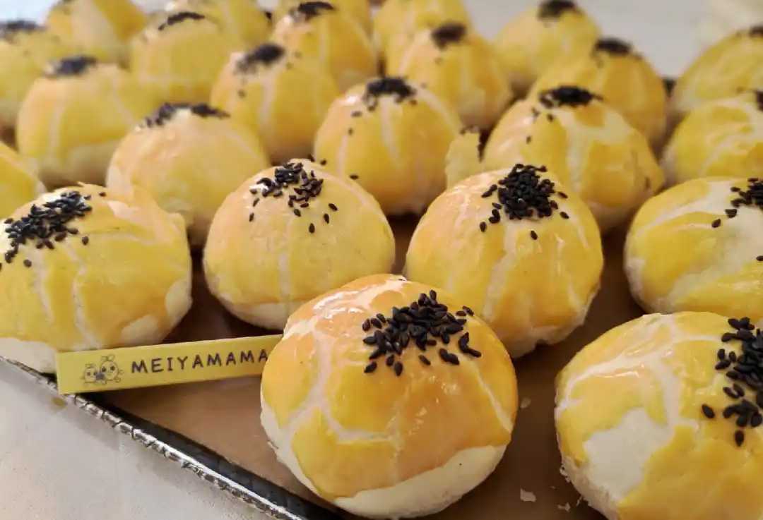 蛋黃酥月餅包裝機(jī)——傳統(tǒng)美味的現(xiàn)代封裝，守護(hù)經(jīng)典，傳遞心意