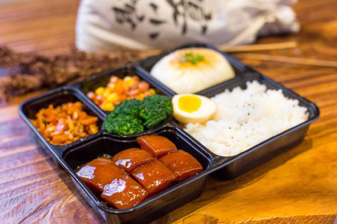 工廠級(jí)全自動(dòng)盒飯封口包裝機(jī)：高效封口，鎖鮮增效