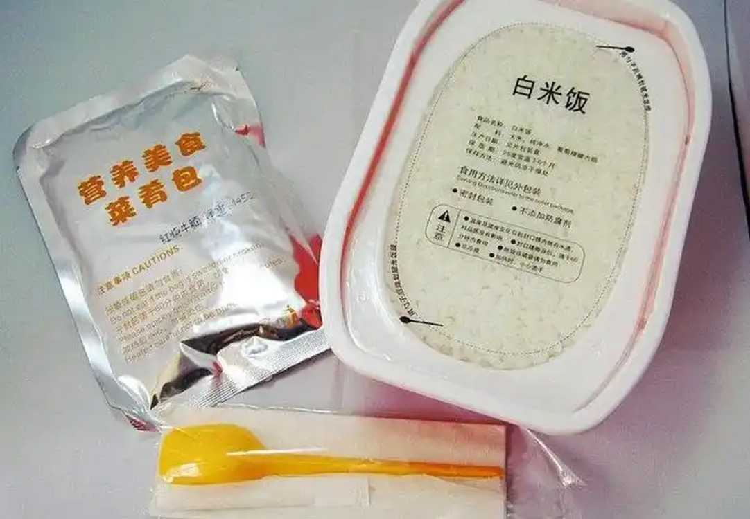 日產(chǎn)10萬份！呂工機(jī)械自動(dòng)米飯包裝機(jī)：灌裝封口殺菌三合一，產(chǎn)能翻倍